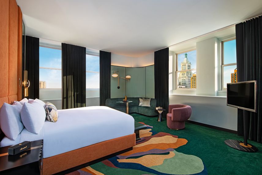 habitación de hotel con cama tamaño King