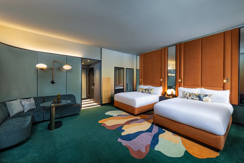 suite de hotel con dos camas tamaño Queen