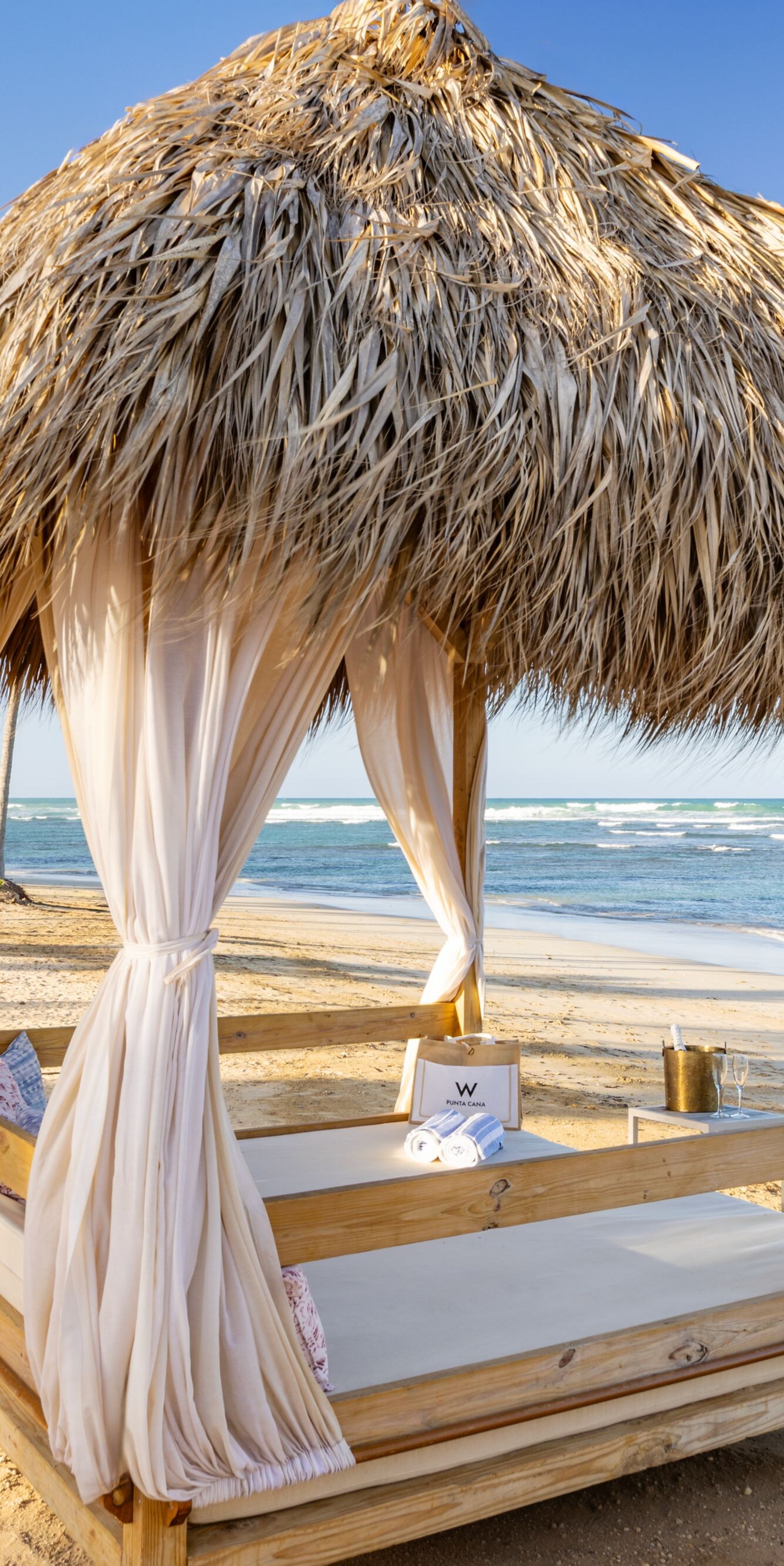 Vista al mar de una cabaña en la playa durante el día