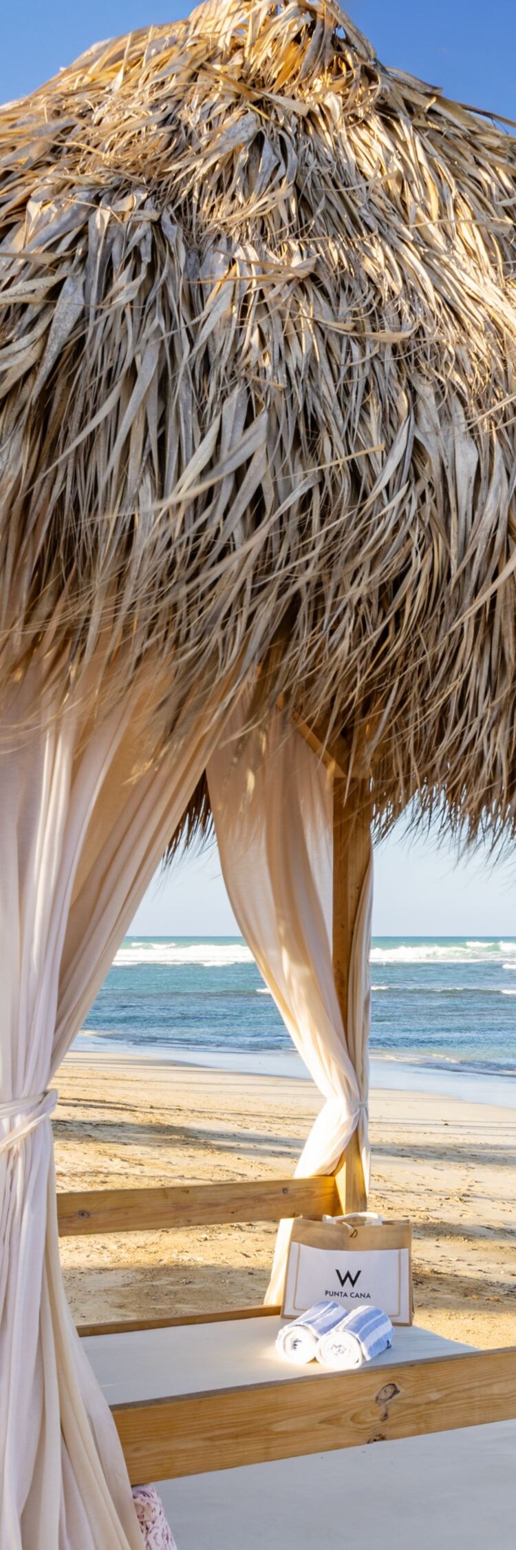 Vista al mar de una cabaña en la playa durante el día