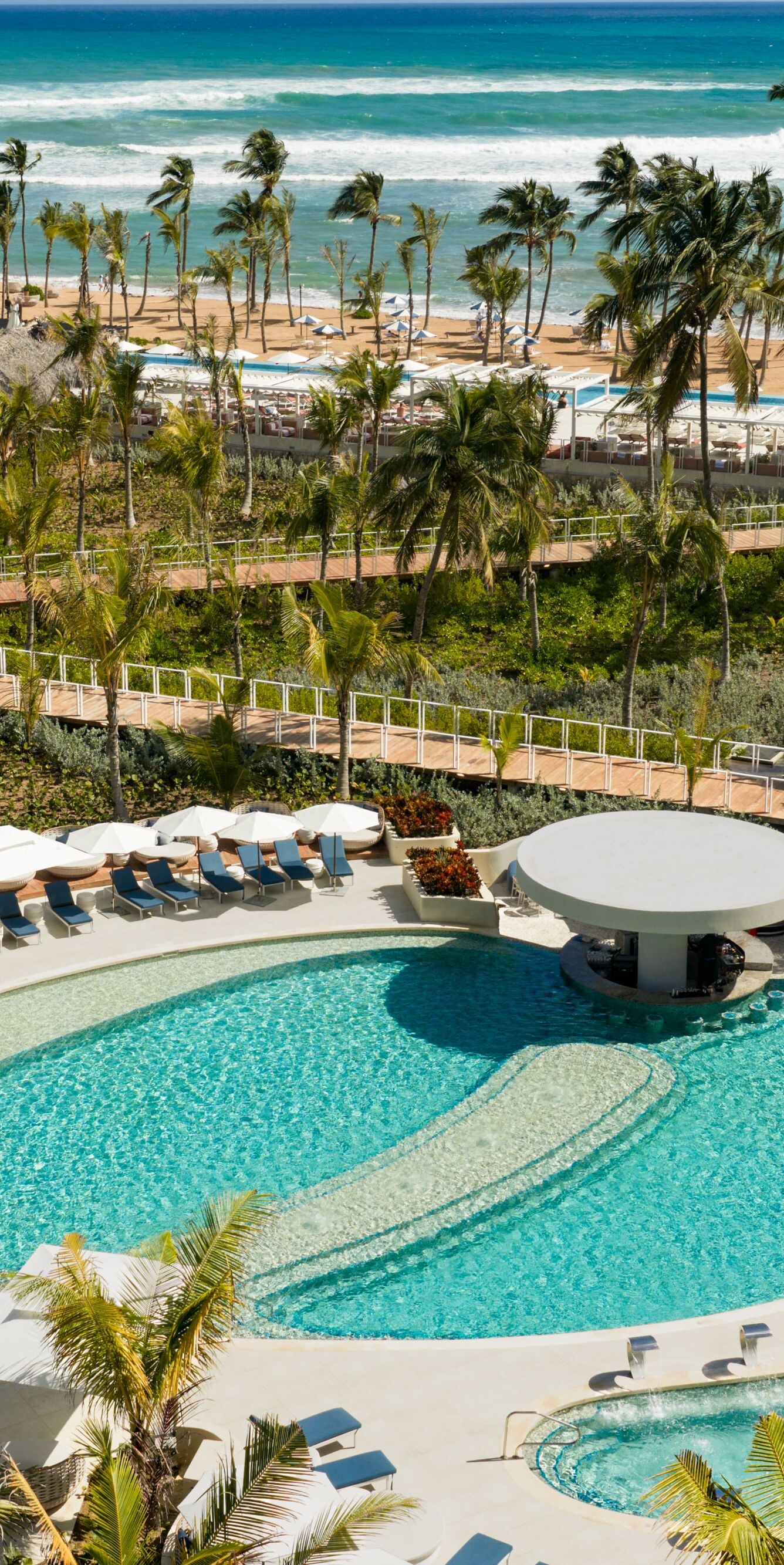 Zona de descanso de la piscina de relax del resort 