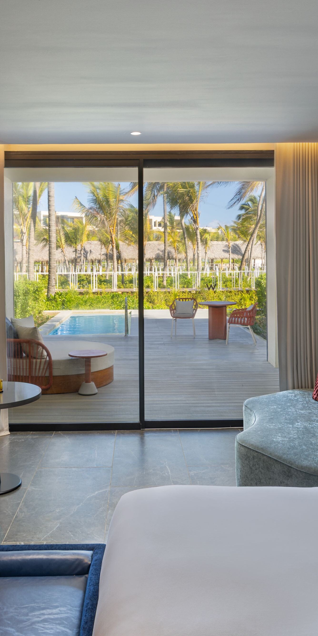 Piscina privada de la suite Deluxe con cama tamaño King