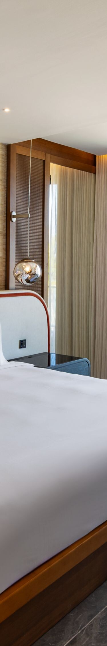 Cama tamaño King del dormitorio de la suite Oasis, vista al mar