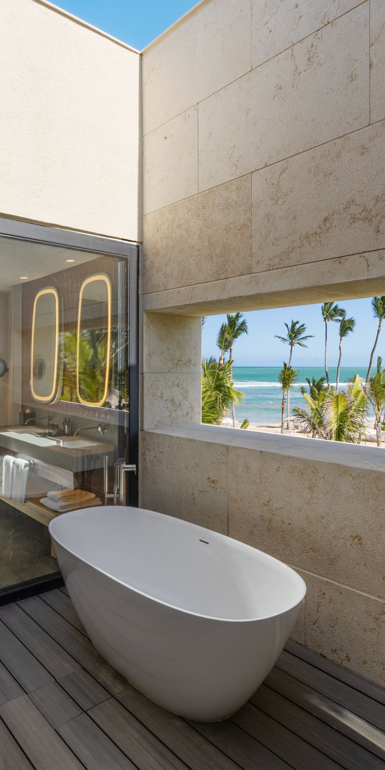 Baño de estilo spa de la suite Oasis con vista al mar