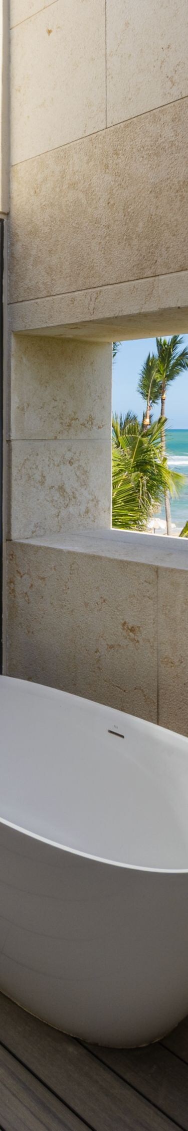Baño de estilo spa de la suite Oasis con vista al mar