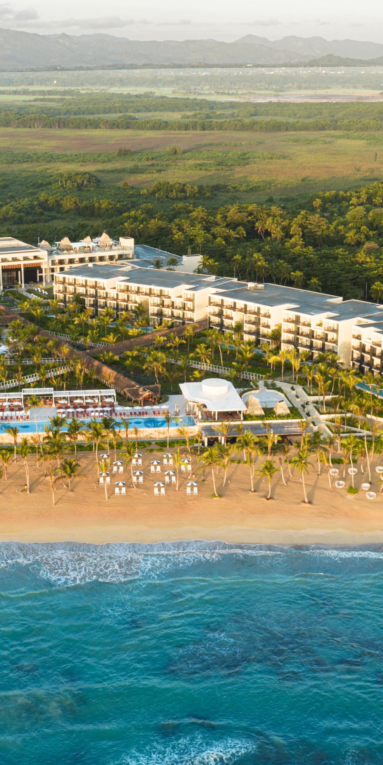  Vista aérea de del resort durante el día