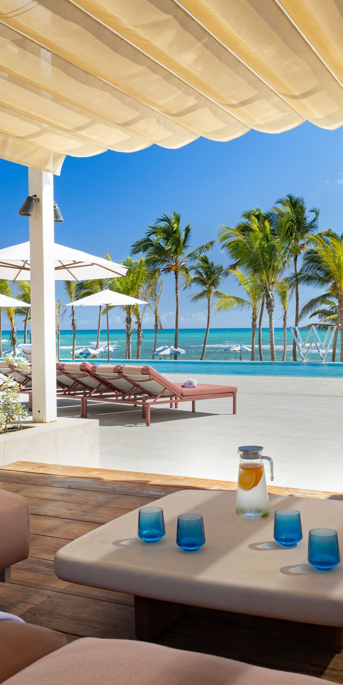 Cabaña en la piscina de la terraza WET con vista panorámica al mar