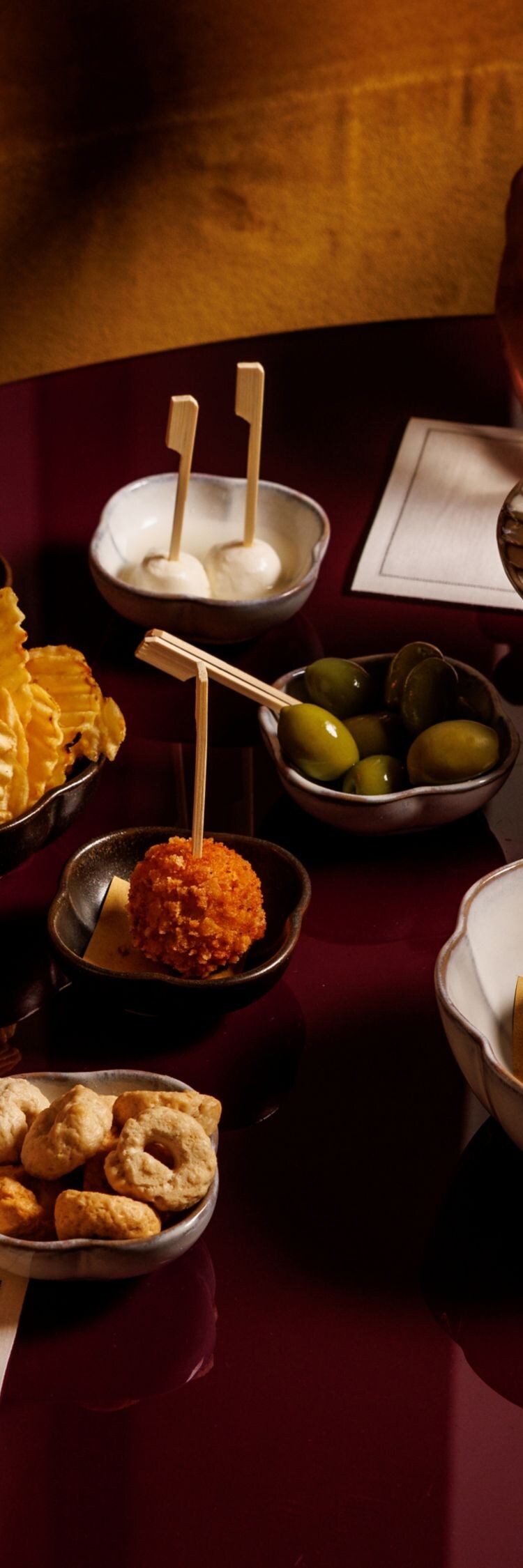 Una variedad de aperitivos expuestos sobre una mesa