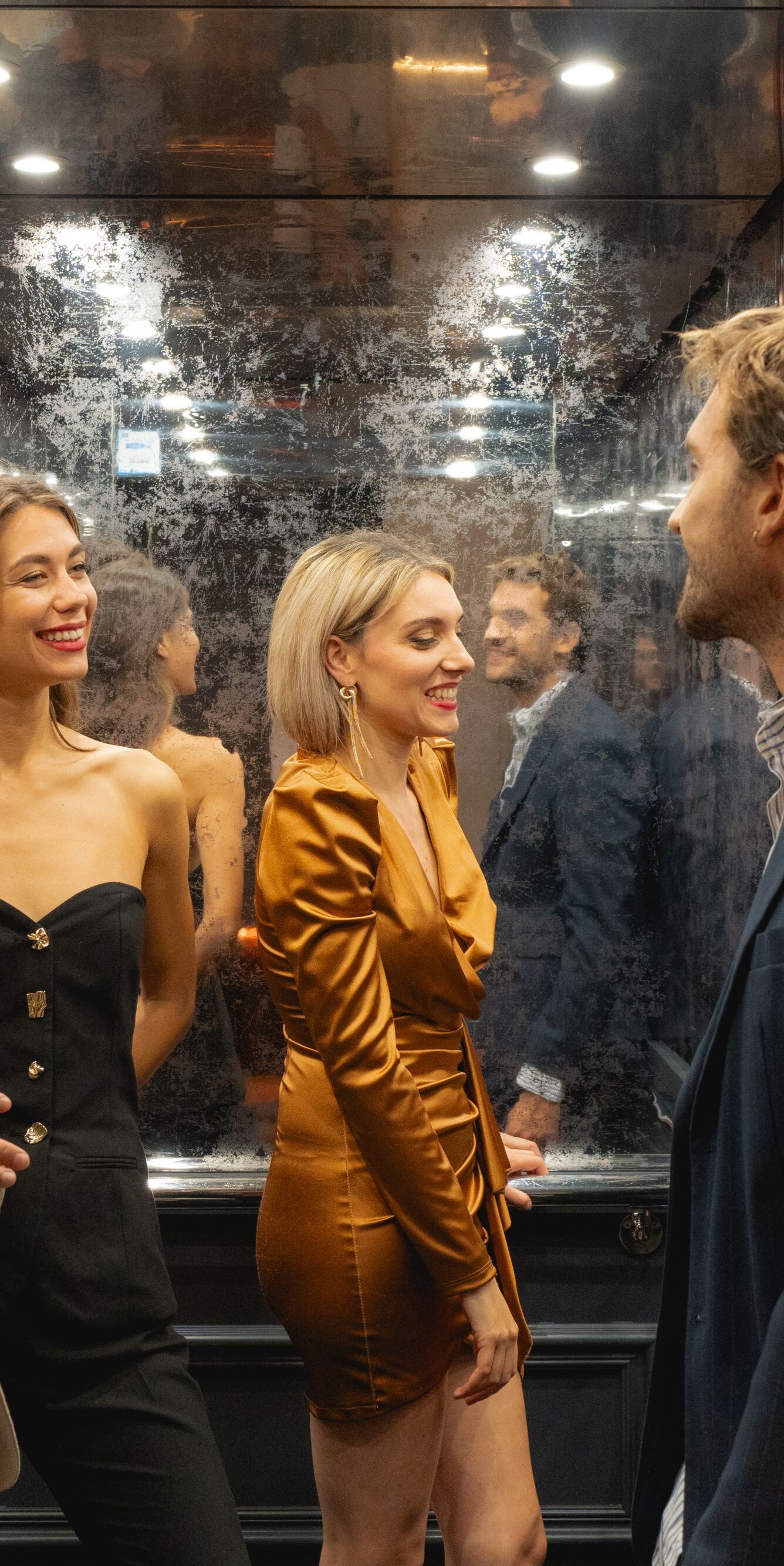 Ambiente festivo, 2 hombres y 2 mujeres sonriendo en W Rome