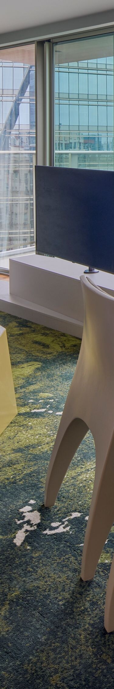 Sala de refeições e de estar, mesa com cadeiras e sofá