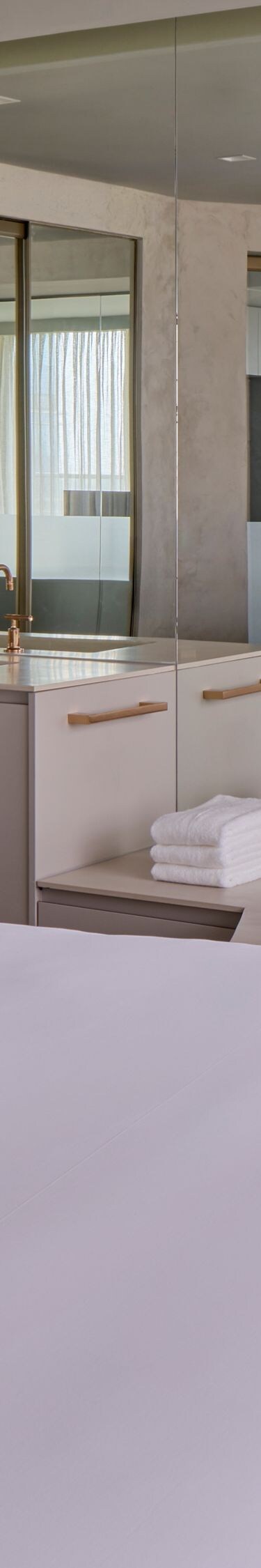 Quarto com cama king-size, banheira e pia ao lado
