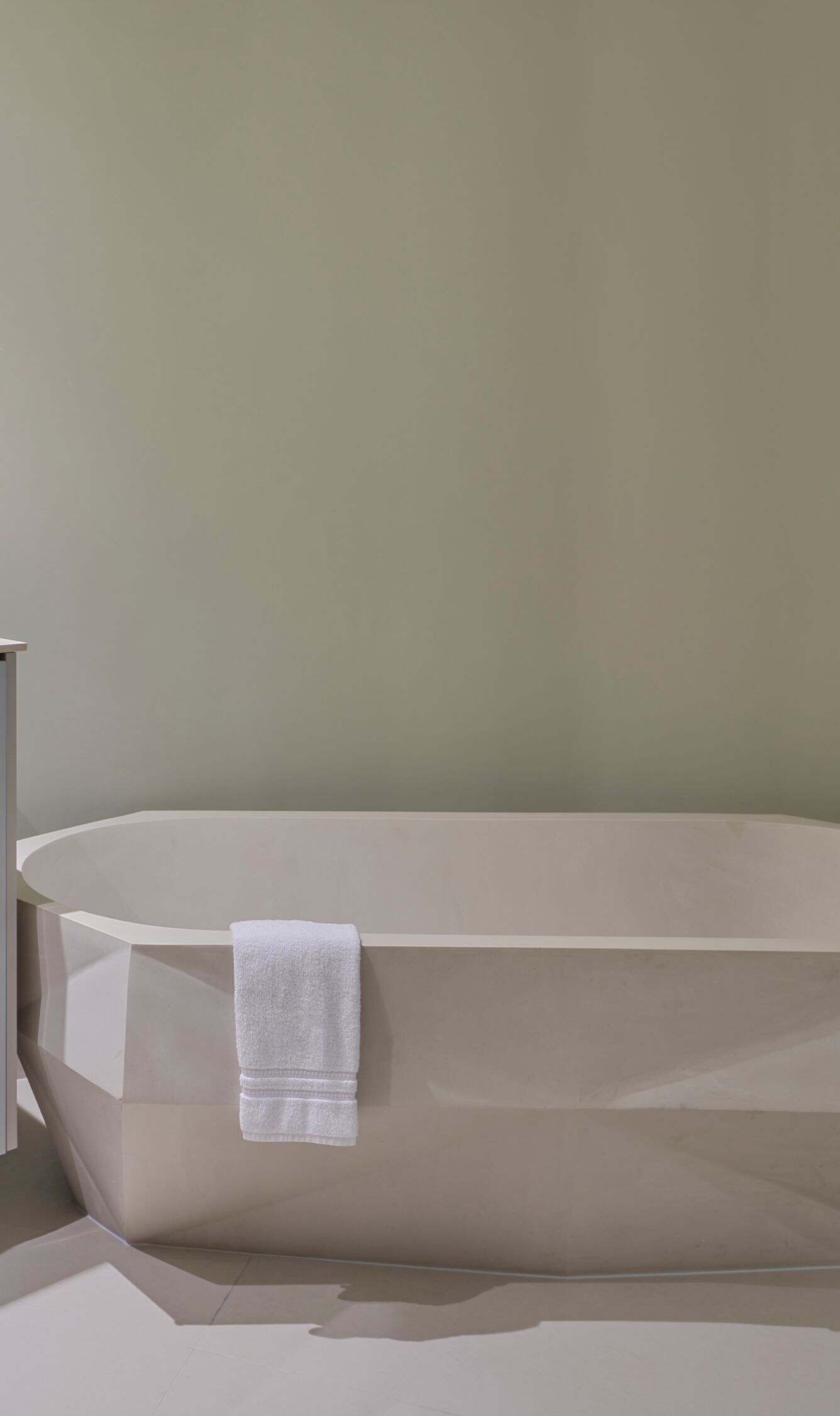 Bathroom with bathtub, two sinks and two mirrors
