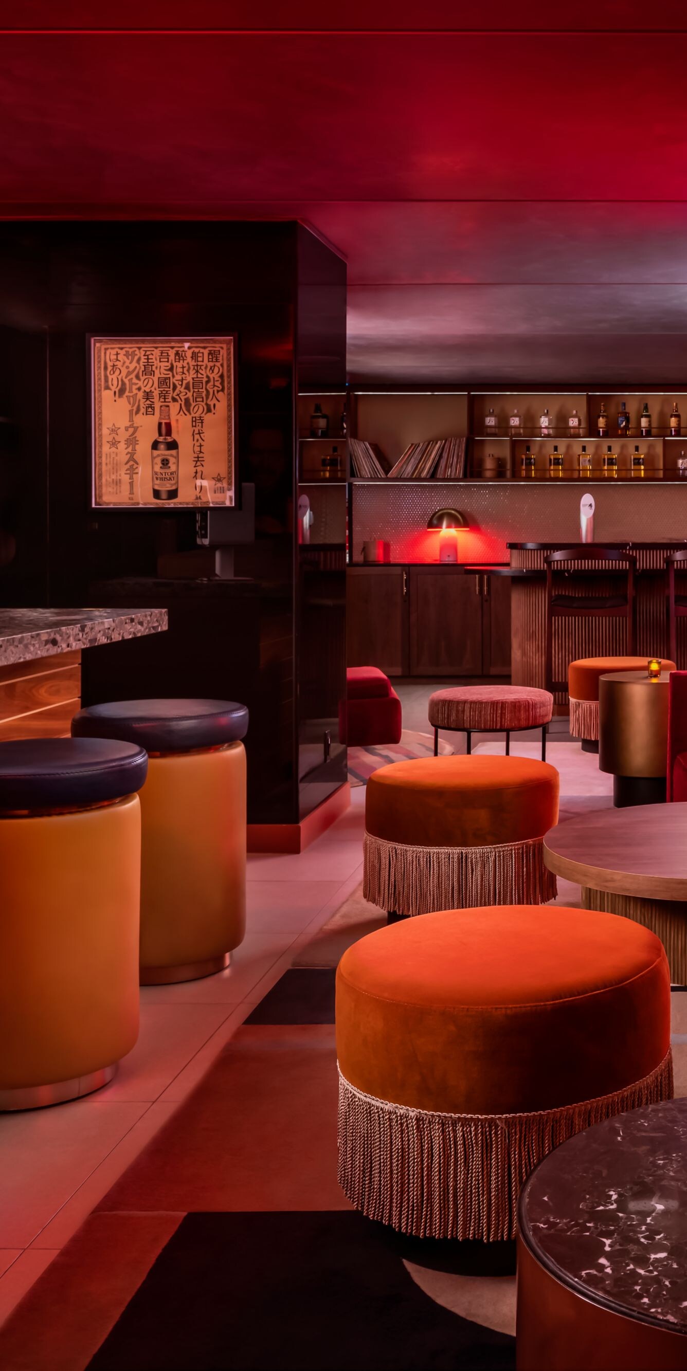 Salon moderne avec velours rouge et néon