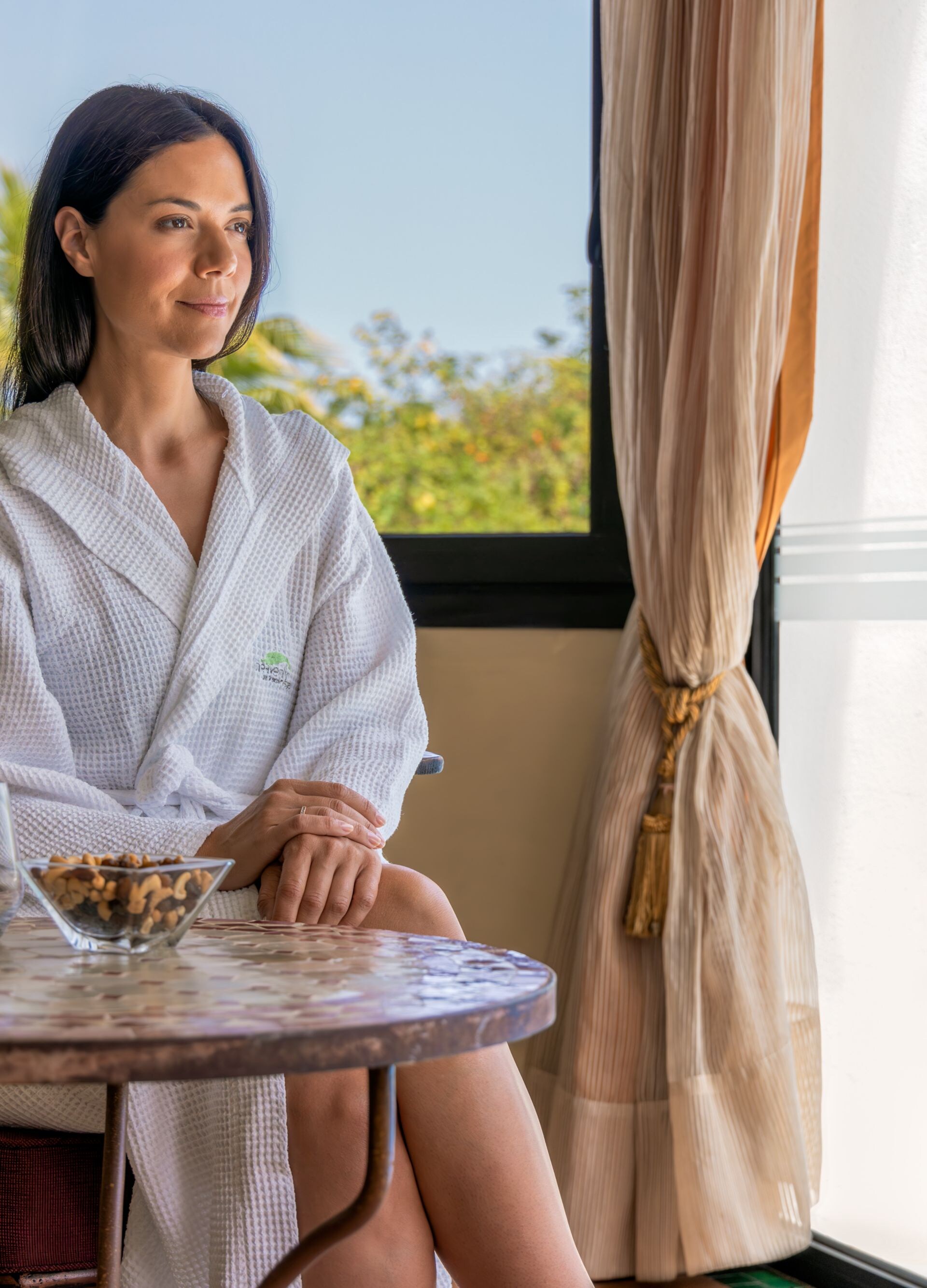 Una mujer sentada en el spa del hotel