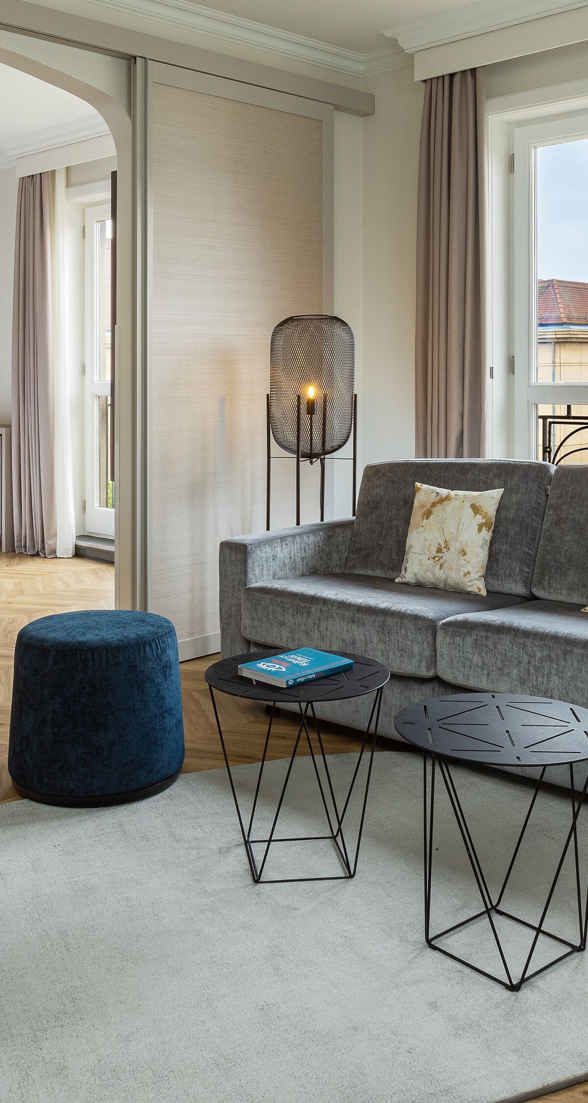 Sessel, Sofatisch, Schlafsofa am Fenster, Schreibtisch