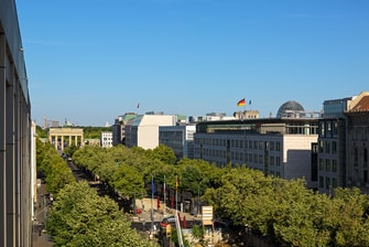 Blick auf die Allee Unter den Linden, Reichstag