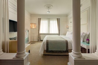 Schlafzimmer mit Kingsize-Bett, Chaiselongue, Säulen