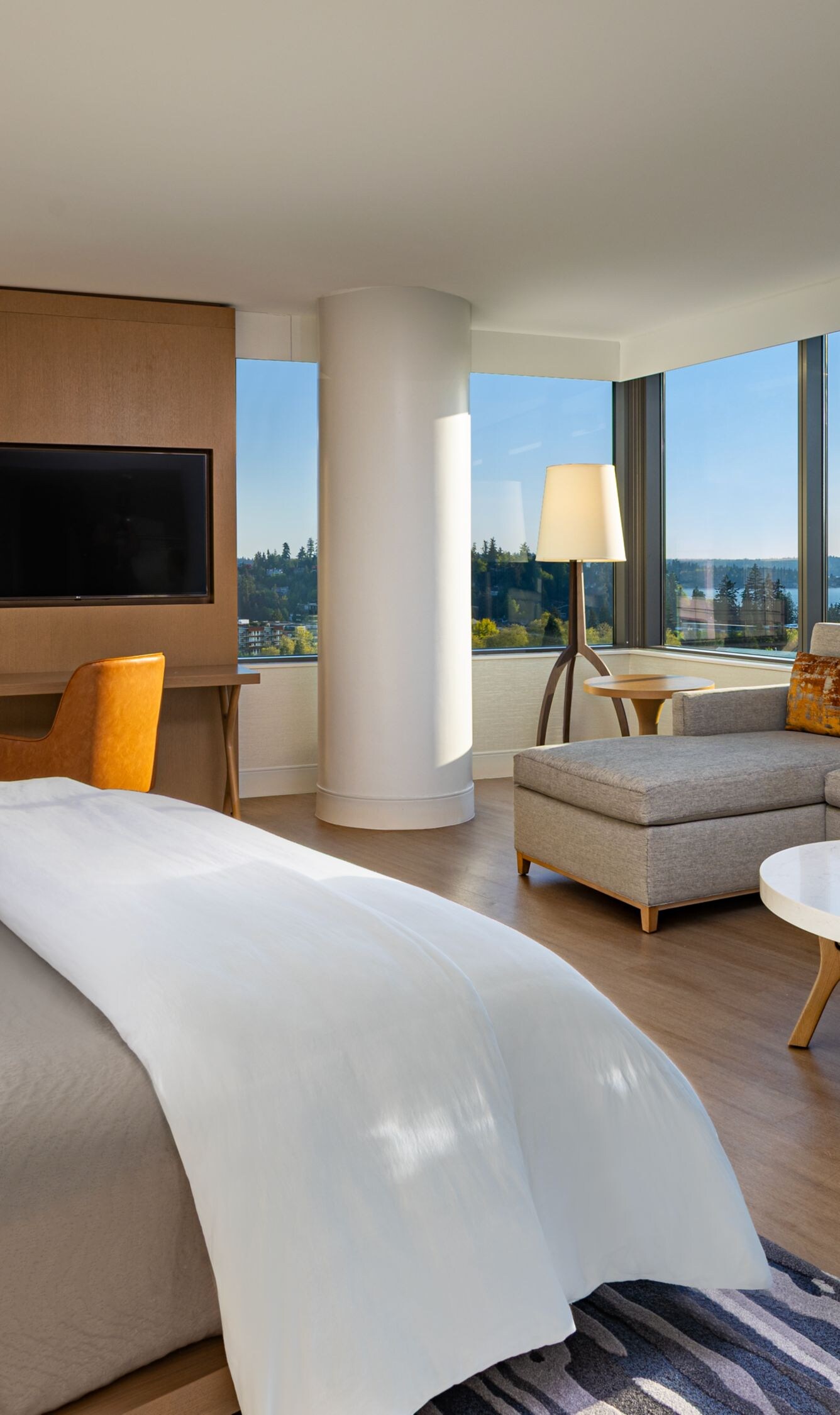 Bellevue suite with bed, chair and lake view
