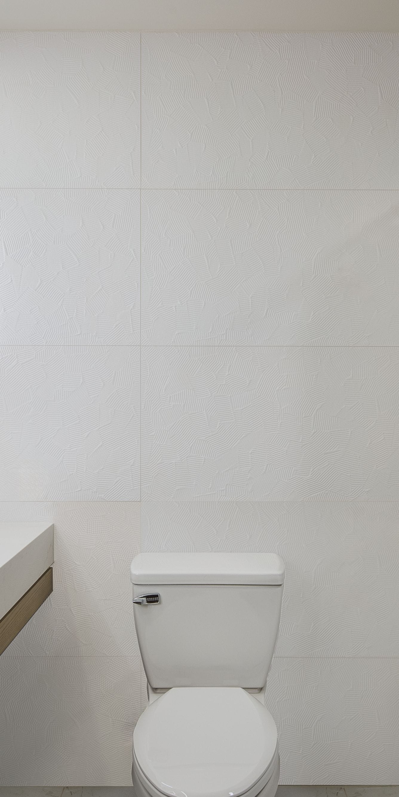 Baño de la habitación con combinación de bañera y ducha y gran tocador