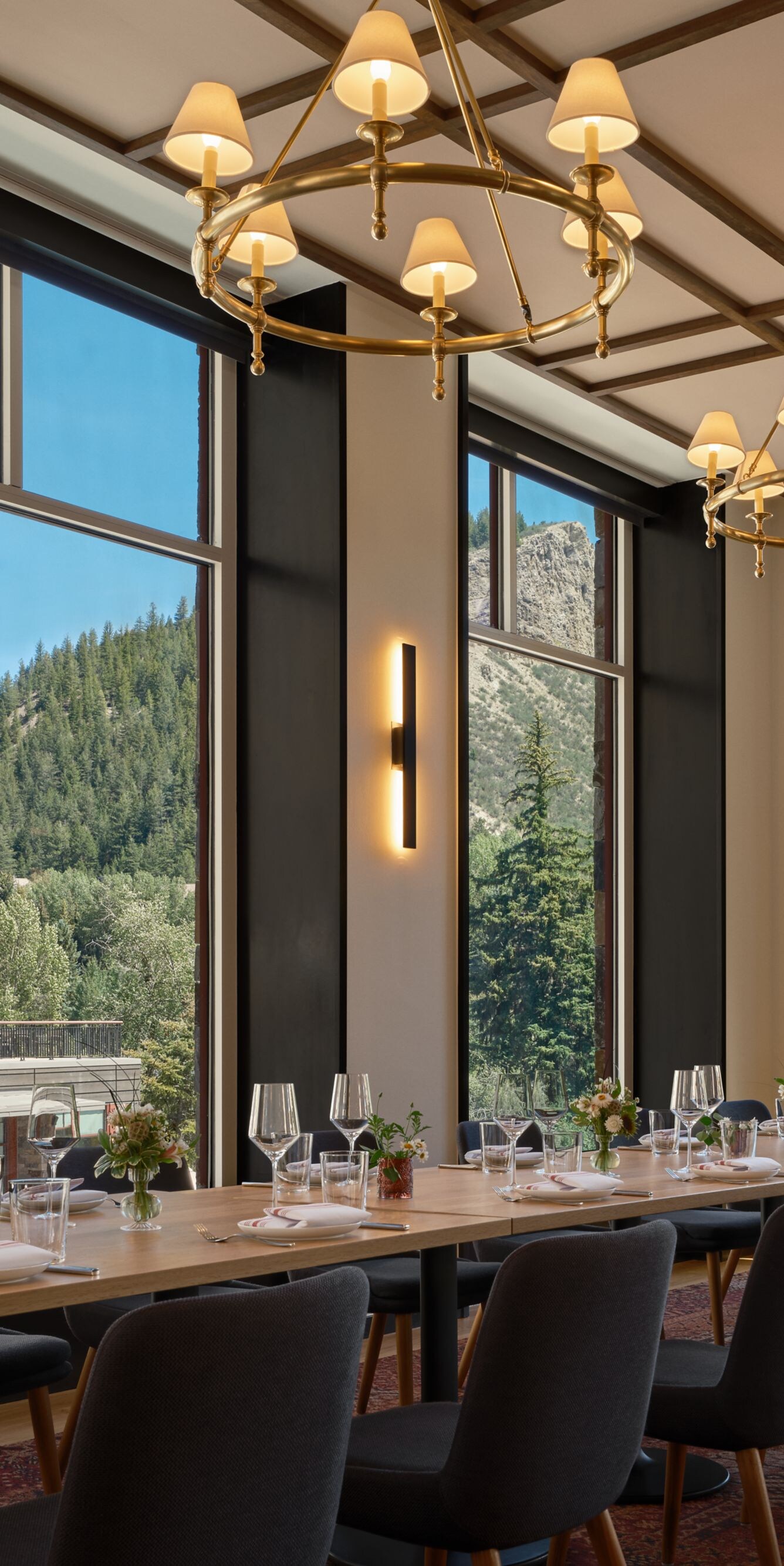 Zona de estar del restaurante junto a la ventana