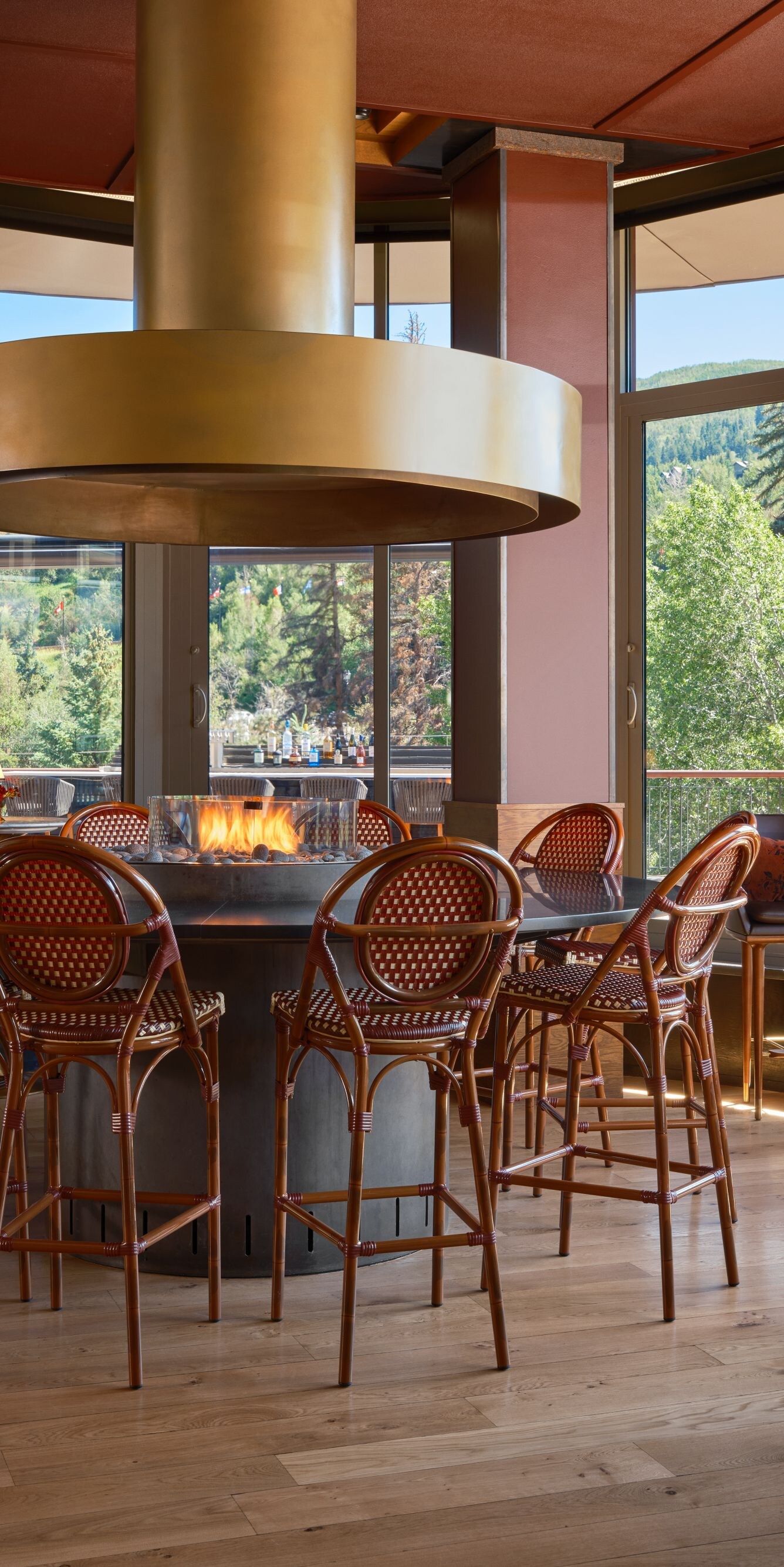 Comedor con vista al bosque