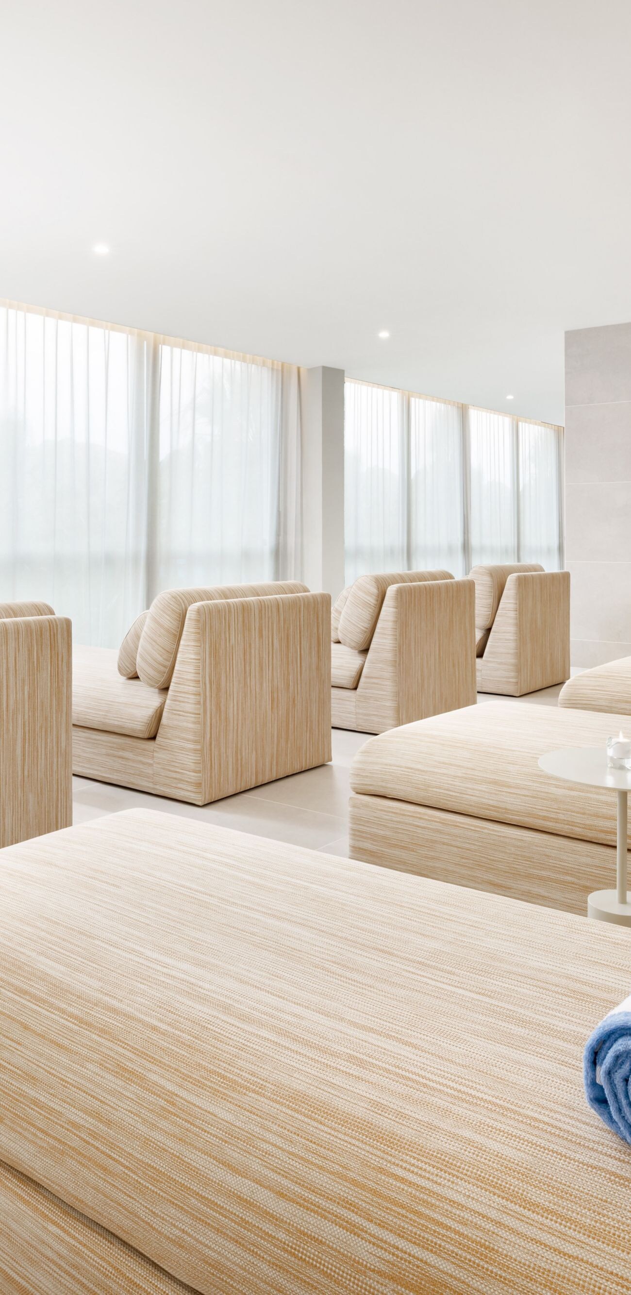 Lounge de relaxamento iluminado do spa com daybeds no The Westin Salgados