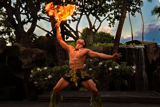 Dançarinos de fogo de luau havaiano