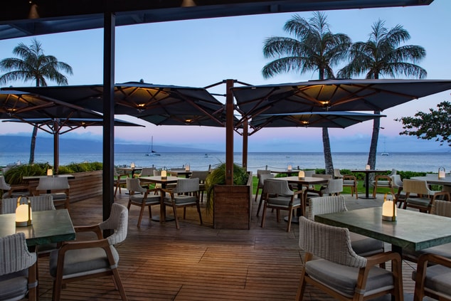 Mesas de jantar ao ar livre com vista para o mar