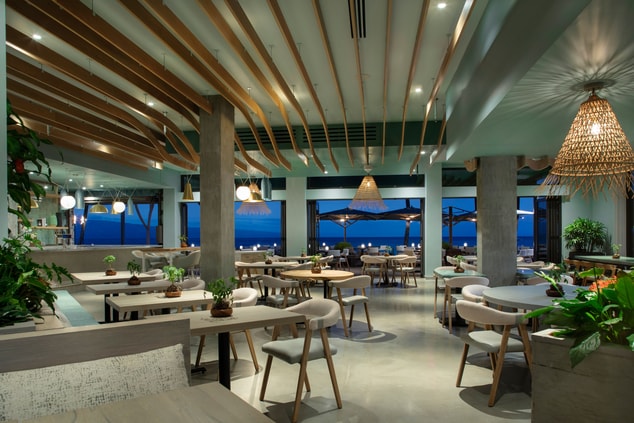 Mesas do restaurante à noite com vista para o mar
