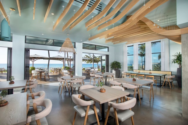 Restaurante Maui - Interior com vista para o mar