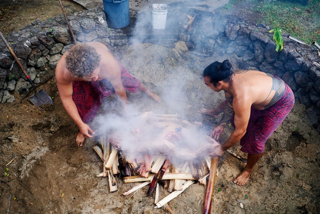 マウナケアのルアウの伝統的なロースト