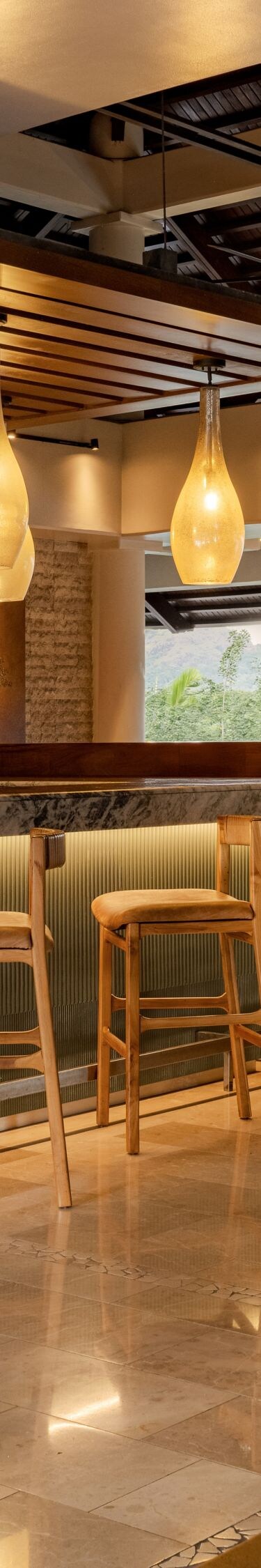 Cauri Restaurant bar and seating