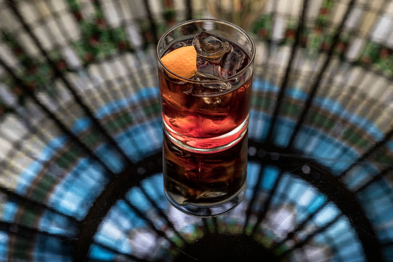 Ein Cocktail auf einem Glastisch.