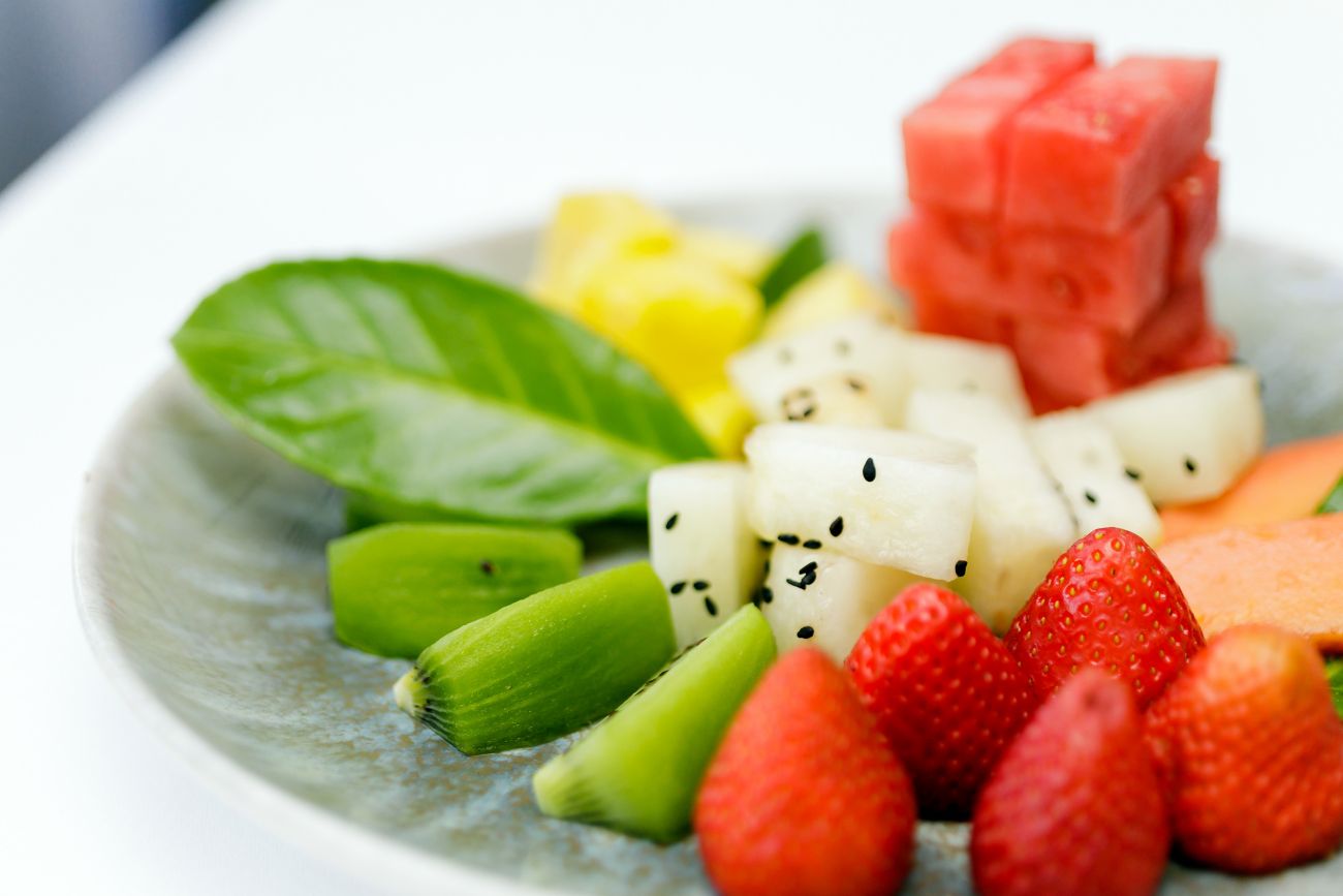 Vue détaillée de fruits, notamment des kiwis, melons et fraises