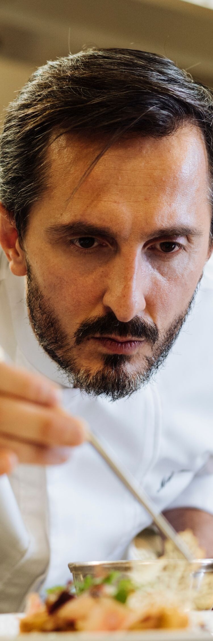 Chef che dà gli ultimi ritocchi a un piatto