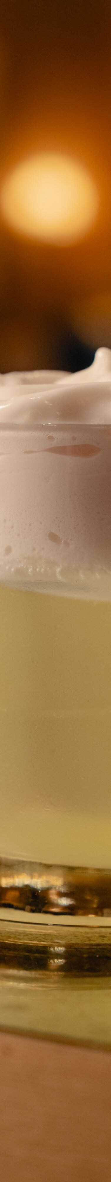 Primo piano del cocktail con guarnizione in spuma