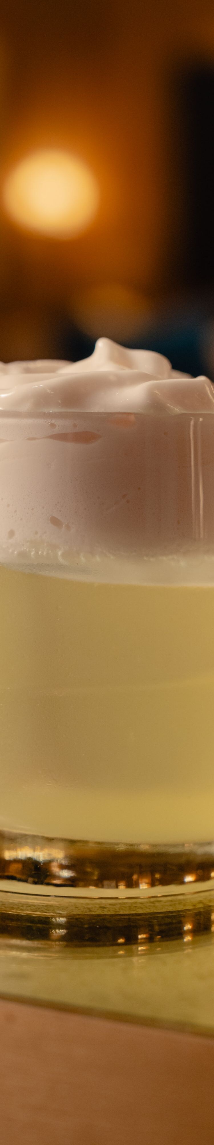 Primo piano del cocktail con guarnizione in spuma
