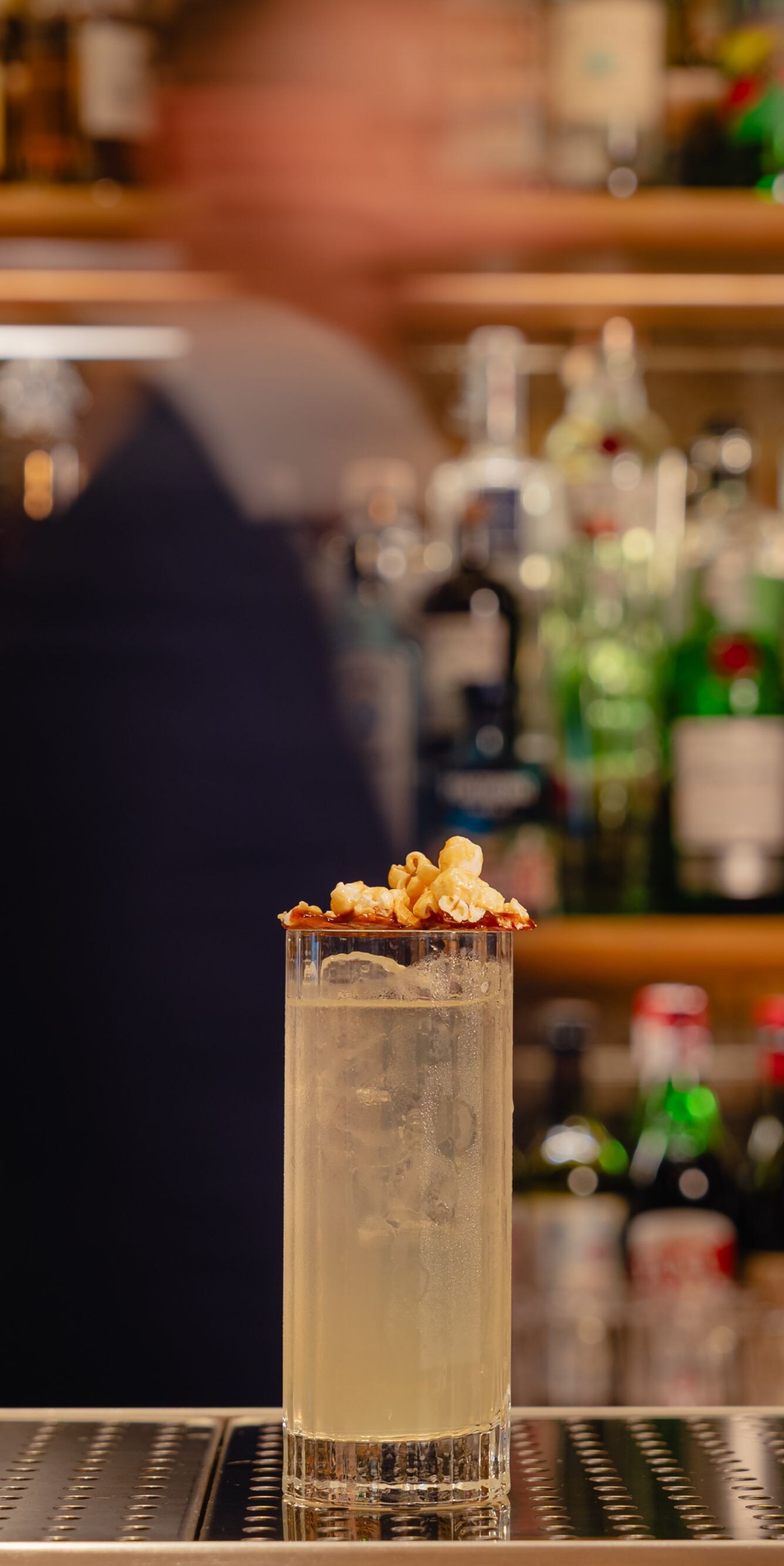 Bancone del bar con cocktail guarnito