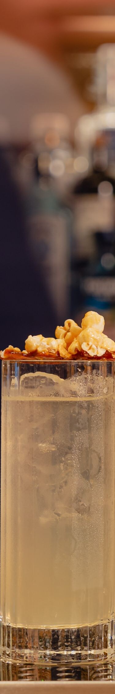 Bancone del bar con cocktail guarnito