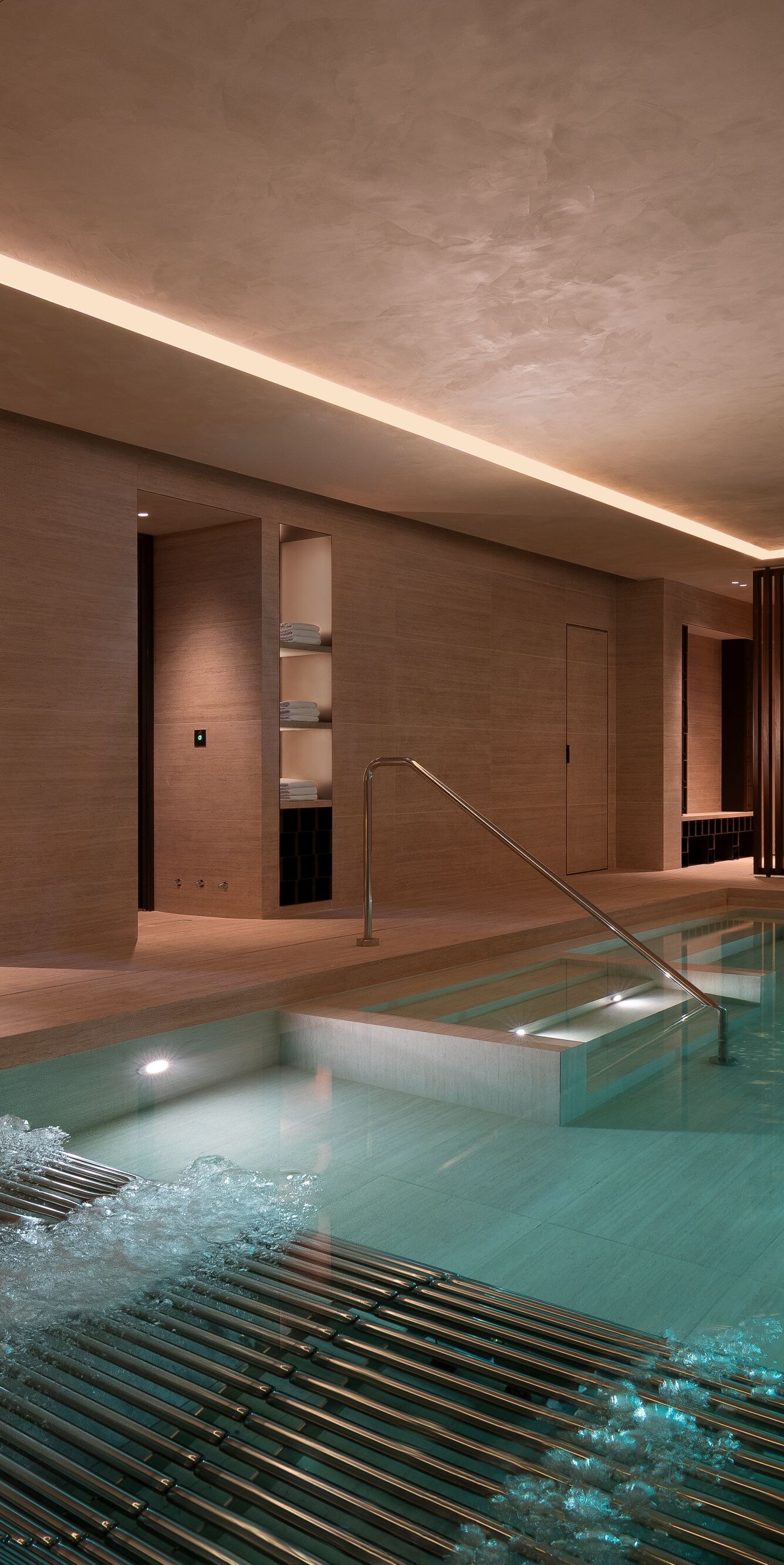 Spa con fontana e posti a sedere in piscina