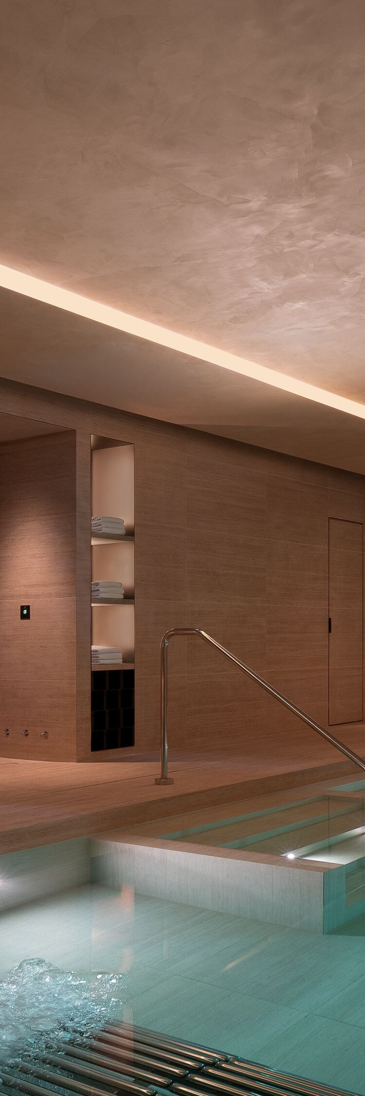 Spa con fontana e posti a sedere in piscina