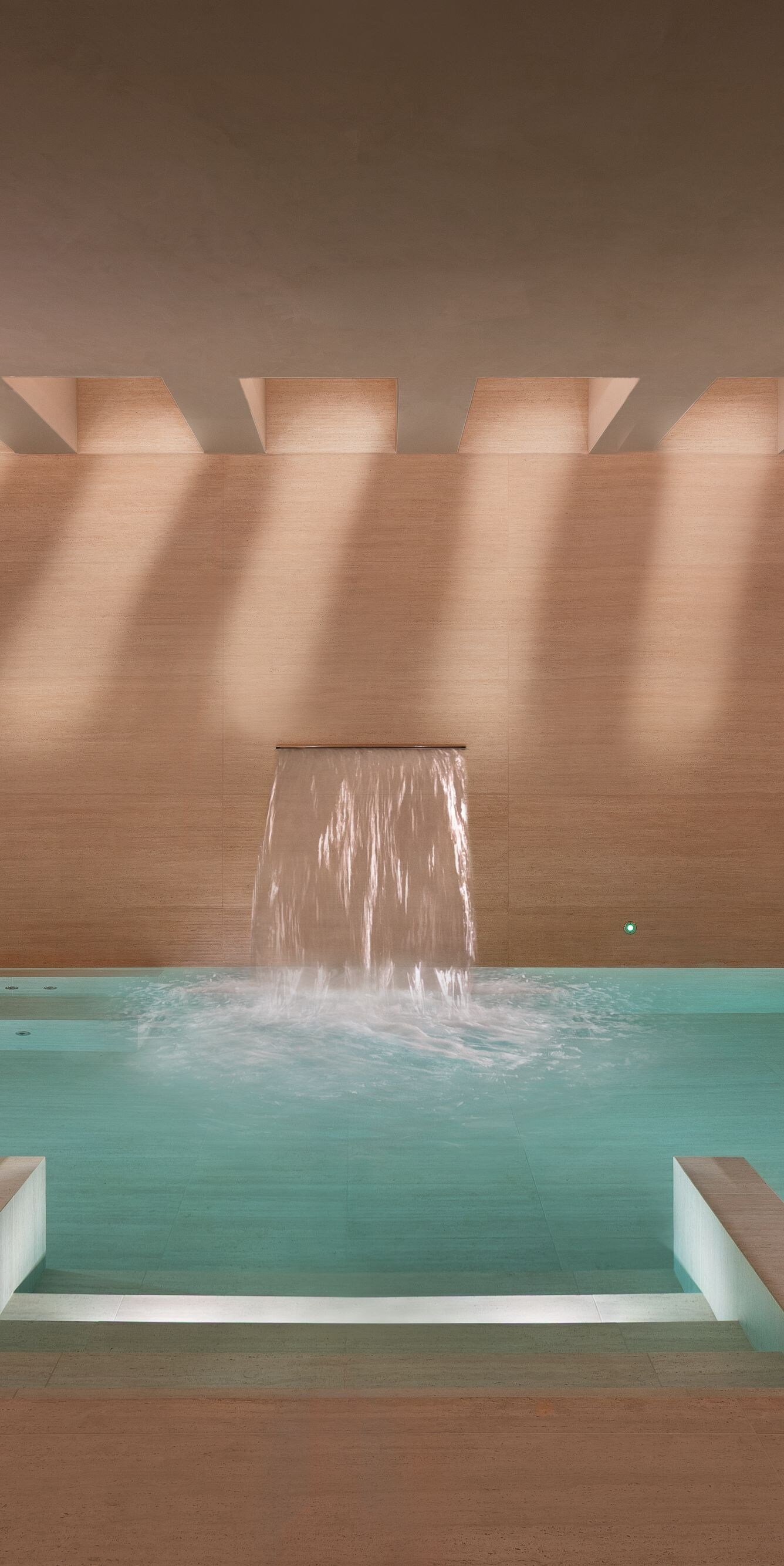 Vista frontale della piscina principale con la fontana