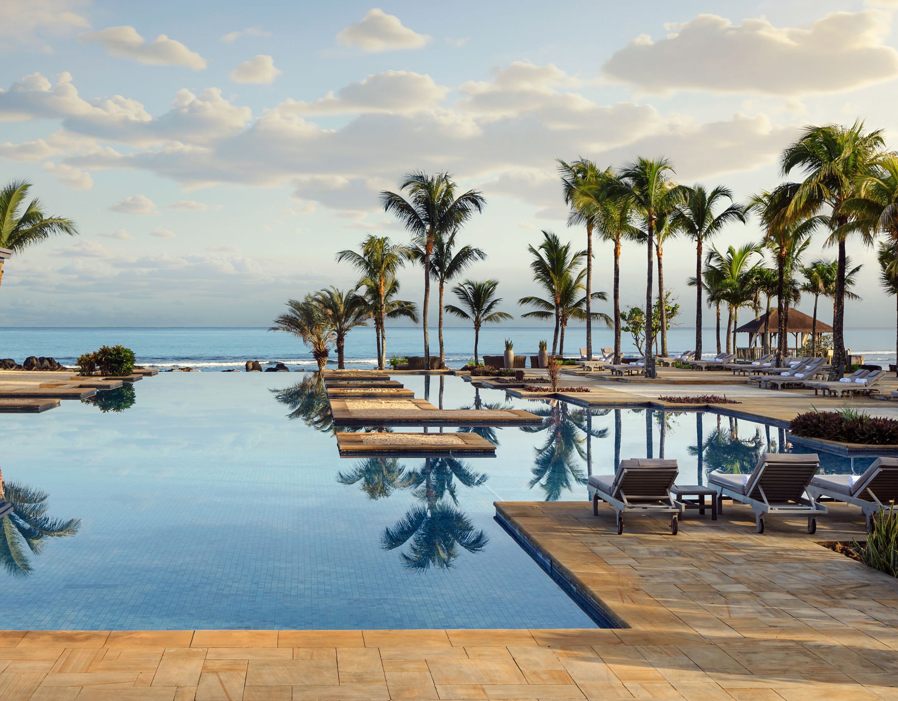 Hauptpool mit Blick auf das Meer