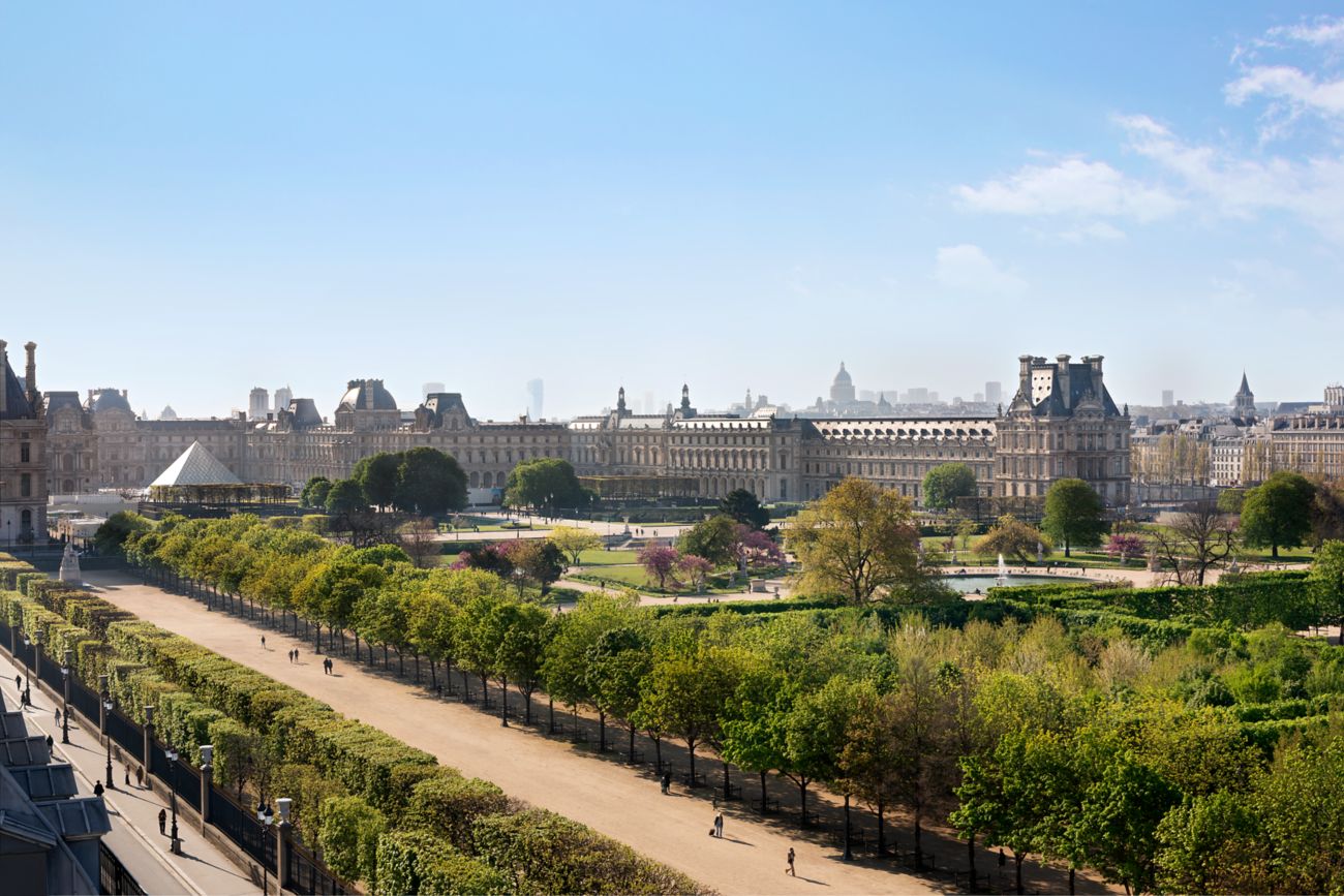 Vue du musée du Louvre sous le soleil  