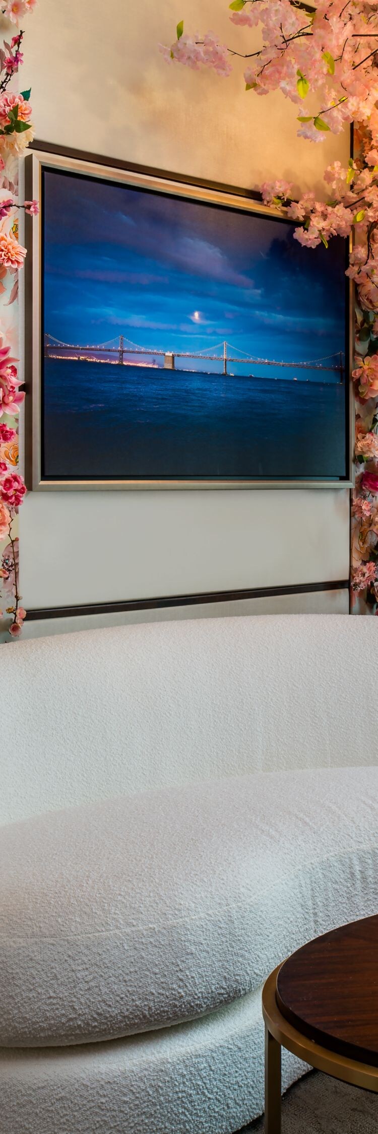 Salon avec faux cerisier en fleurs