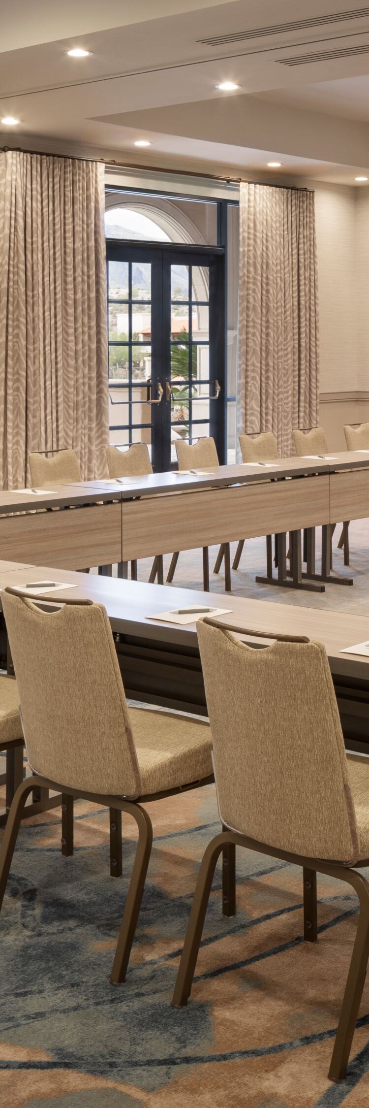 U‑shaped meeting room with tables and presentation
