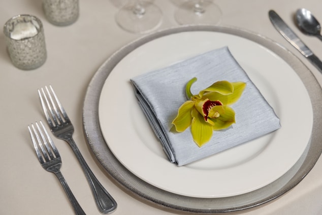 Ballroom / Dinner plate set up with flower