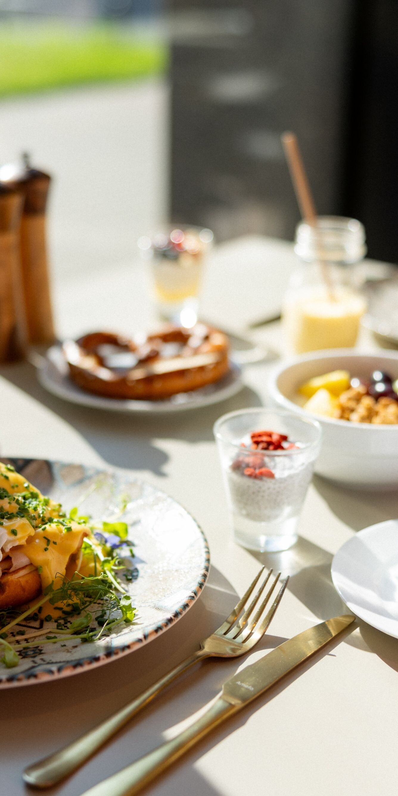 Frühstücksgerichte auf einem Tisch