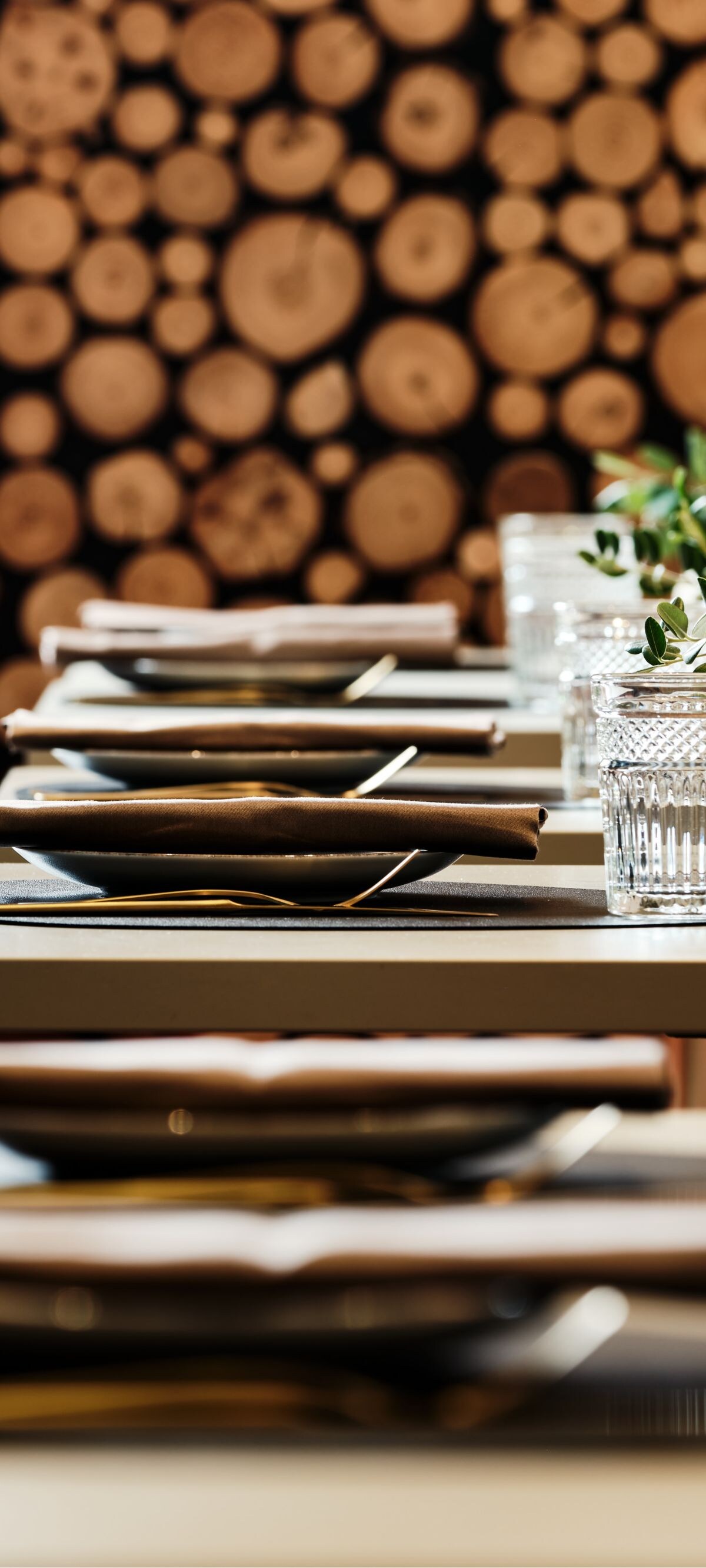 primer plano de la configuración de mesas del restaurante terra
