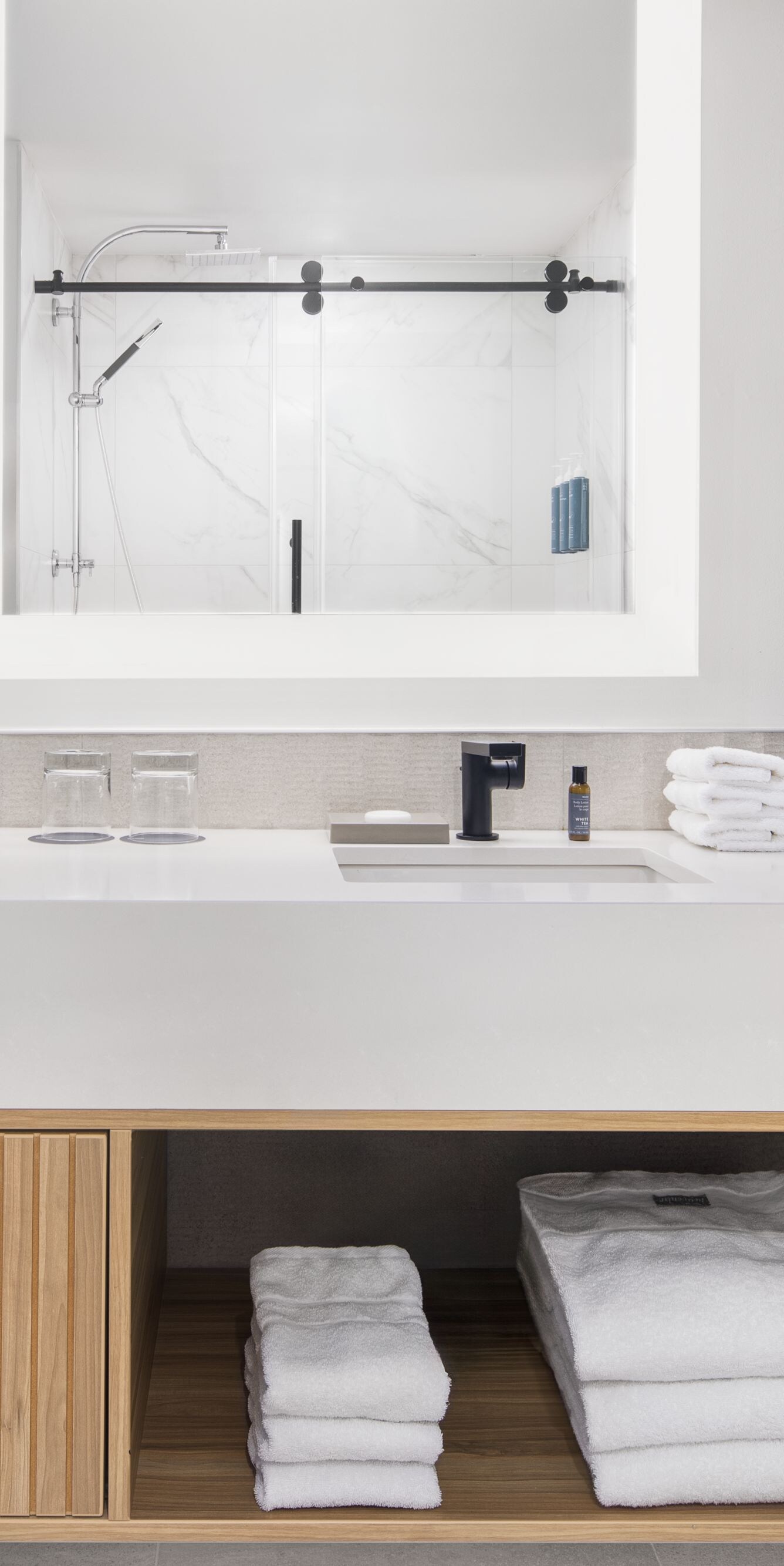 meuble de toilette avec miroir rétro-éclairé